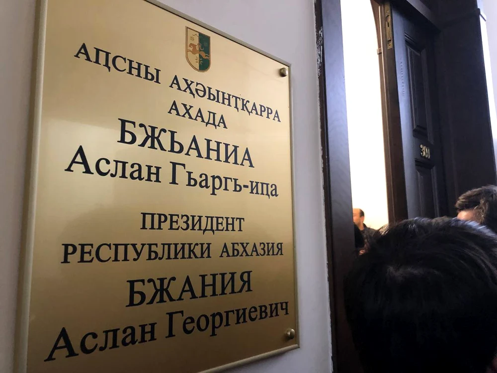 Manifestanții au pătruns în clădirea parlamentului  FOTO @visionergeo / X