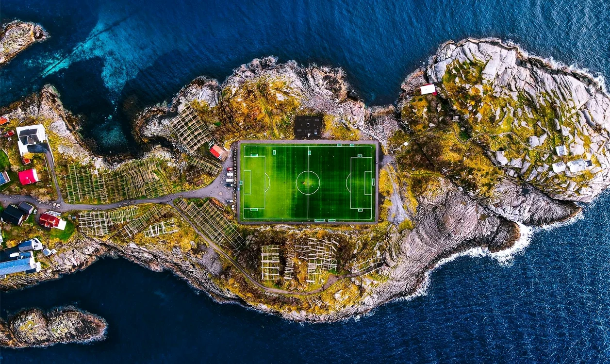 Stadion Henningsvaer, Norvegia   Foto/Facebook Roving Round