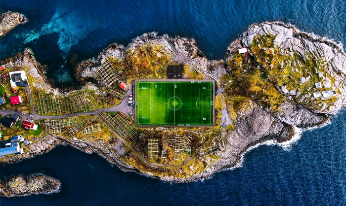 Stadion Henningsvaer, Norvegia Foto/Facebook Roving Round
