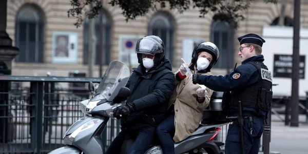 coronavirus franta oameni controlati politie EPA-EFE/JOEL SAGET
