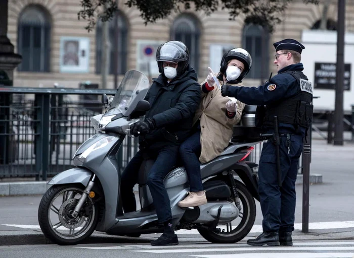 În Franţa, guvernul a mobilizat peste 100.000 de forţe de ordine care se asigură că populaţia respectă măsura izolării. FOTO EPA-EFE/JOEL SAGET