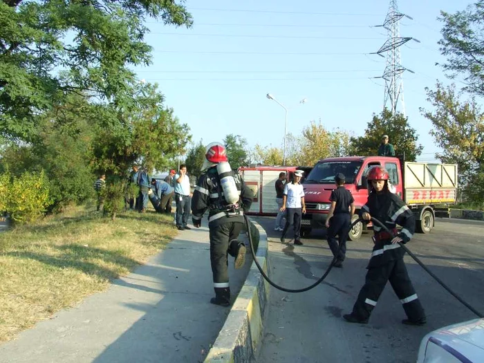 Pompierii au izolat zona până la încărcarea tuburilor de oxigen într-un alt camion