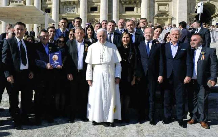 Papa Francisc alături de delegaţia din Maramureş