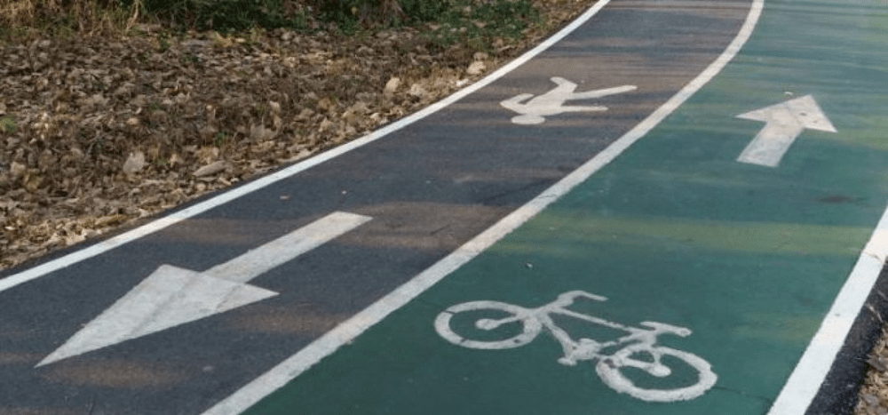 Ieşenii care se deplasează pe biciclete sau trotinete, amendaţi de poliţişti. Între timp, infrastructura lasă de dorit