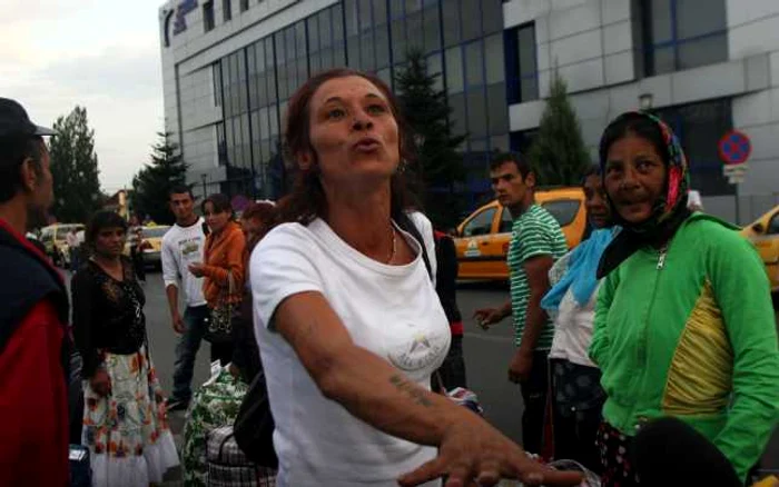 Miniştrii francezi au fost întâmpinaţi la Cotroceni şi la Guvern de ţigani FOTO: Mediafax