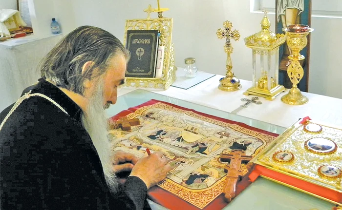 
    Deși, ca orice călugăr, a depus jurământ de sărăcie, Arhiepiscopul Teodosie are o avere personală considerabilă  