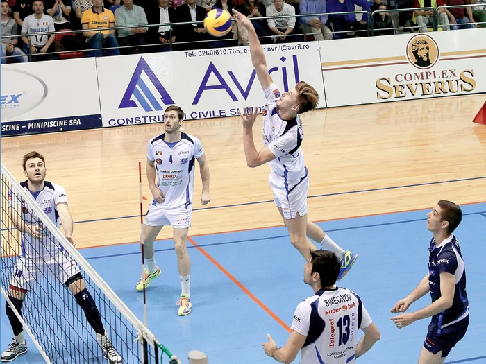 Adrian Aciobăniţei spune despre sine că atacul e arma lui cea mai de temut şi, chiar dacă adversarii săi au şi dublu vârstei sale, de cele mai multe ori el iese învingător