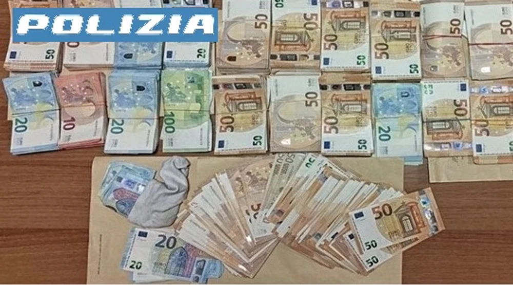 O româncă a furat peste 100.000 de euro, în tranșe, din casa unui afacerist din Italia, unde lucra ca menajeră. A fost prinsă în flagrant