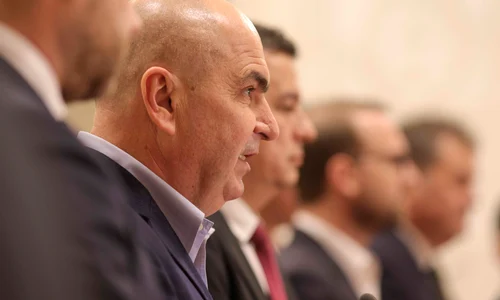 Reprezentanți ai PSD, PNL, USR, UDMR și ai minorităților naționale fac declarații de presă la finalul unei ședințe la Palatul Parlamentului, în București. FOTO Inquam Photos / Octav Ganea