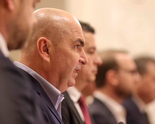 Reprezentanți ai PSD, PNL, USR, UDMR și ai minorităților naționale fac declarații de presă la finalul unei ședințe la Palatul Parlamentului, în București. FOTO Inquam Photos / Octav Ganea