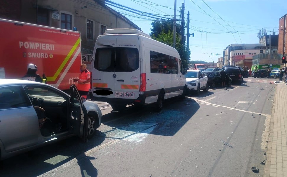 Accident grav în Mediaș. Planul Roșu de intervenție, activat după coliziunea dintre un autobuz și mai multe mașini