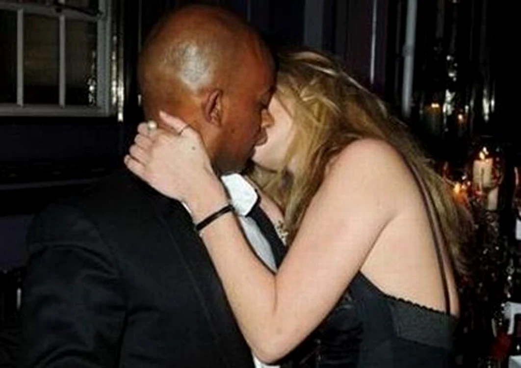 Sărutul dintre Hosh Ibrahim şi Kate Moss a valorat 5.500 de lire sterline.