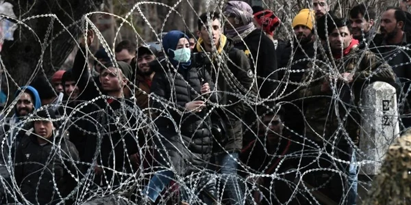 Migranţi la graniţa dintre Turcia şi Grecia FOTO AFP