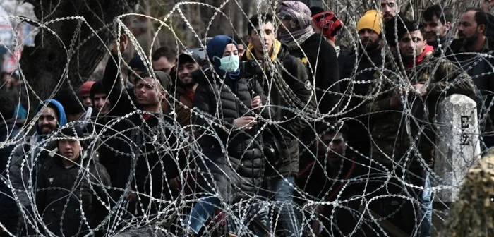 Migranţi la graniţa dintre Turcia şi Grecia FOTO AFP