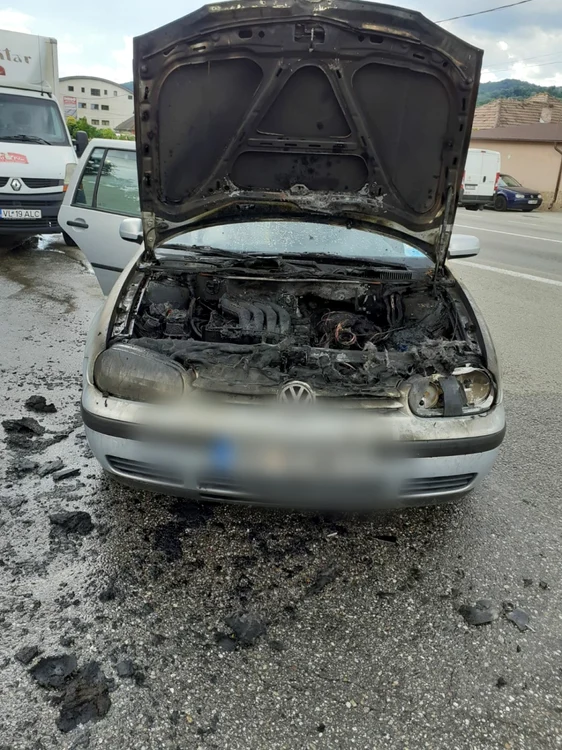 Autoturism în flăcări în faţa unei benzinării din Râmnicu Vâlcea - ocupanţii s-au salvat singuri Foto Adevărul 