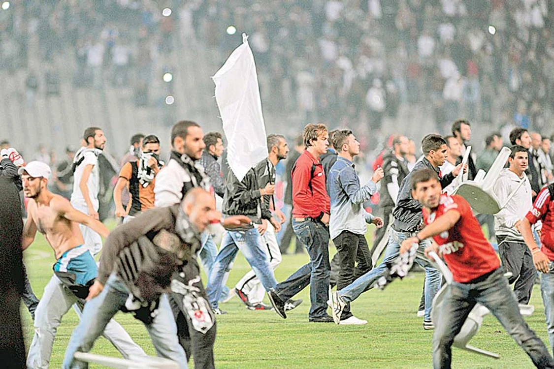 Fanii formaţiei Besiktaş  au aruncat cu scaune  în forţele de ordine (Fotografii: Photoland/Wenn)
