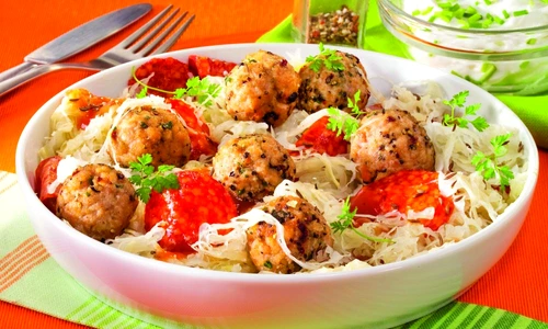 chiftele de pui cu salata de varza jpeg
