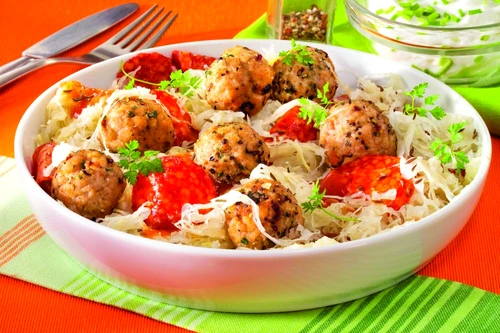 chiftele de pui cu salata de varza jpeg