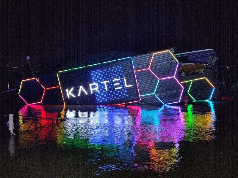 Un bar plutitor din Belgrad s-a scufundat; petrecăreții au sărit în râul înghețat
