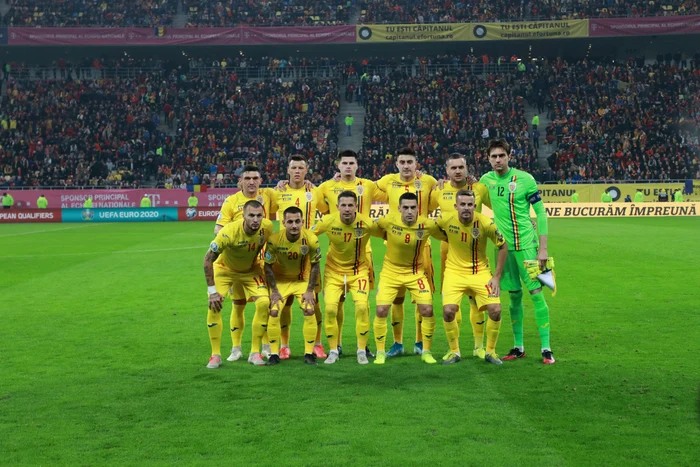 Echipa de fotbal a României înaintea meciului cu SuediaFoto: Marian Burlacu
