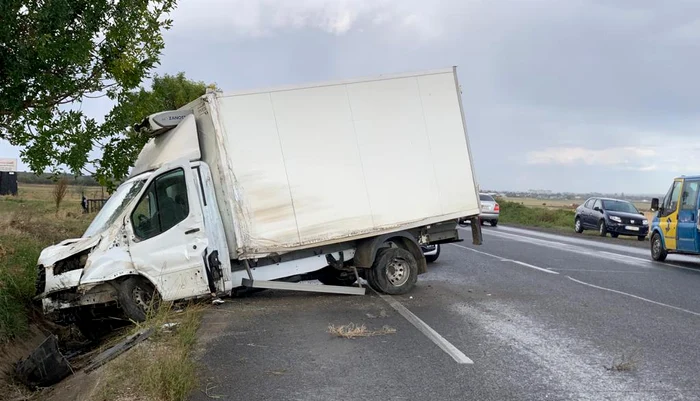 Utilitara din Vrancea a ricoșat în șanț. SURSA IPJ Buzău
