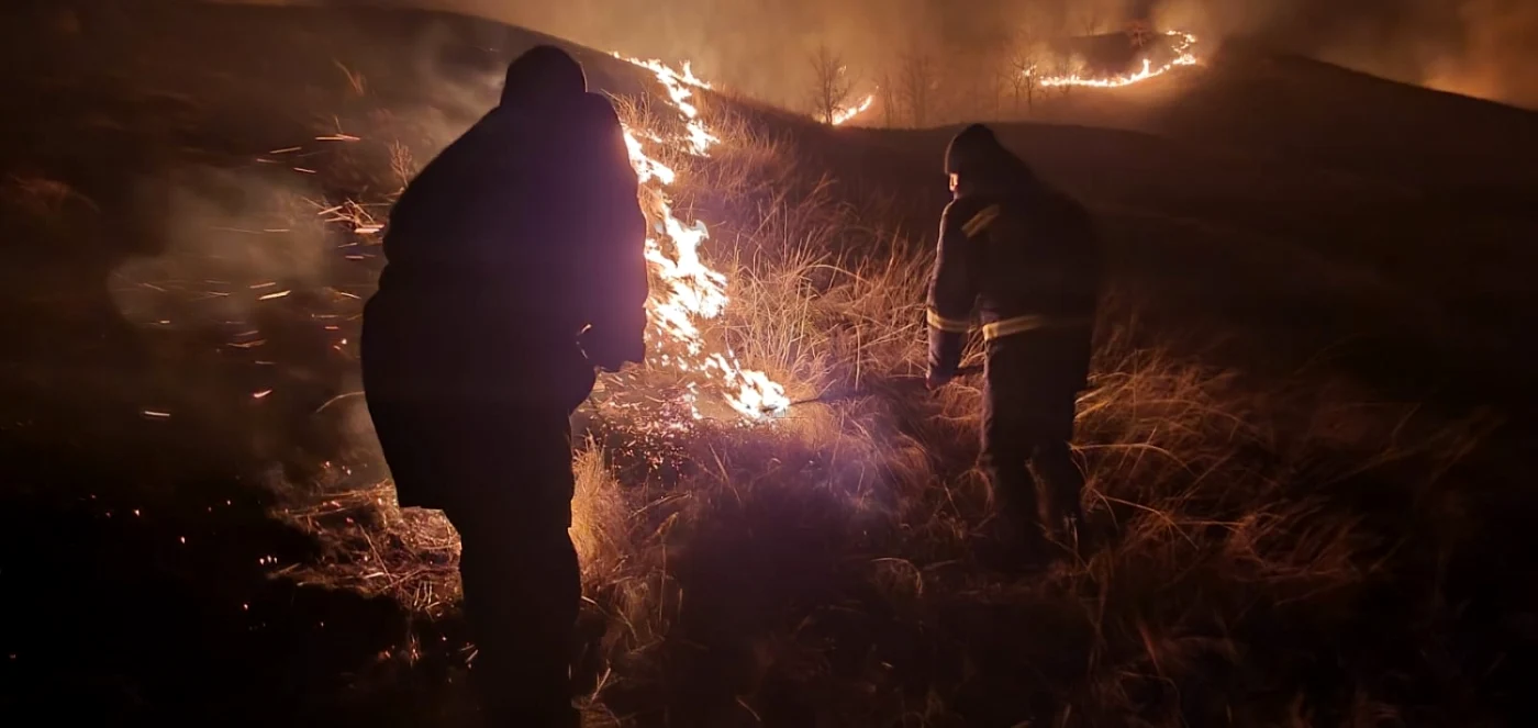 Focul s-a extins pe o suprafaţă de 250 de metri pătraţi FOTO Arhivă/ISU