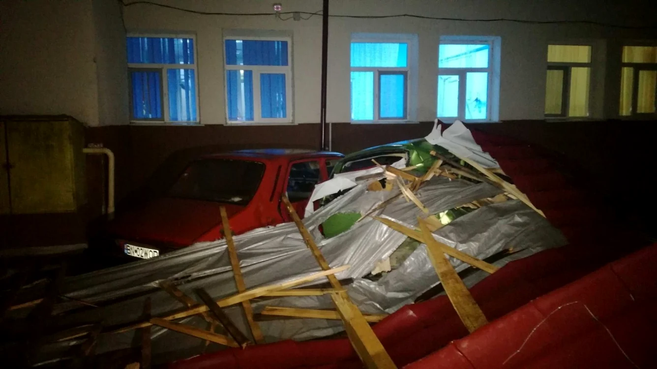 Două maşini parcate în curtea Spitalului Orăşenesc Beclean au fost serios afectate după ce o bucată de acoperiş s-a prăbuşit pe ele