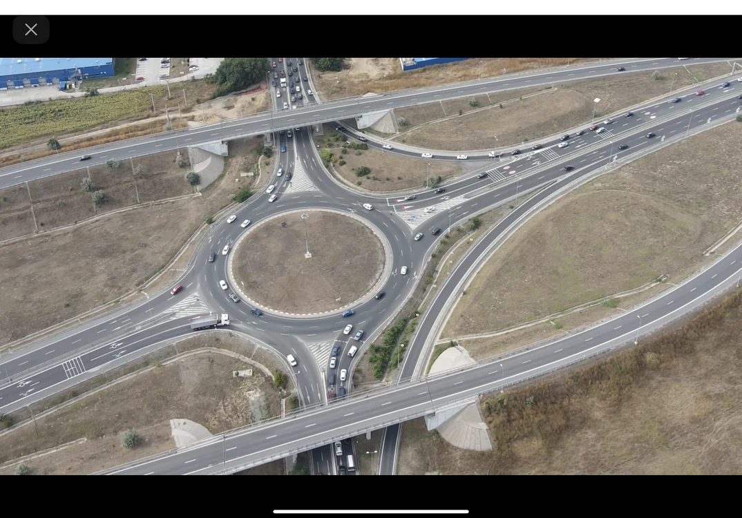 Sensul giratoriu de la Lazu, neiluminat de două luni. Sursa Foto youtube Zbor cu drona 