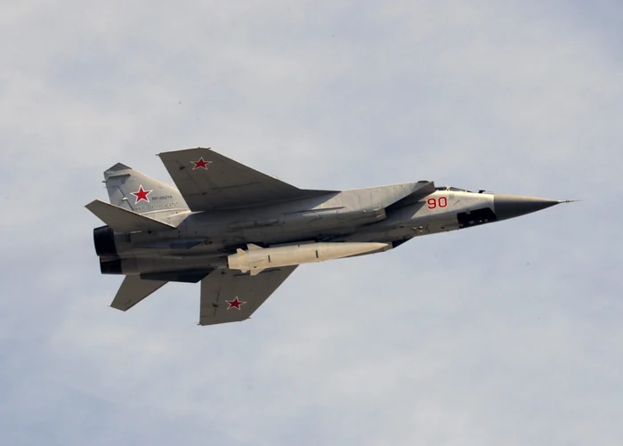 Avion de luptă rusesc MIG-31 înarmat cu rachete Kinjal