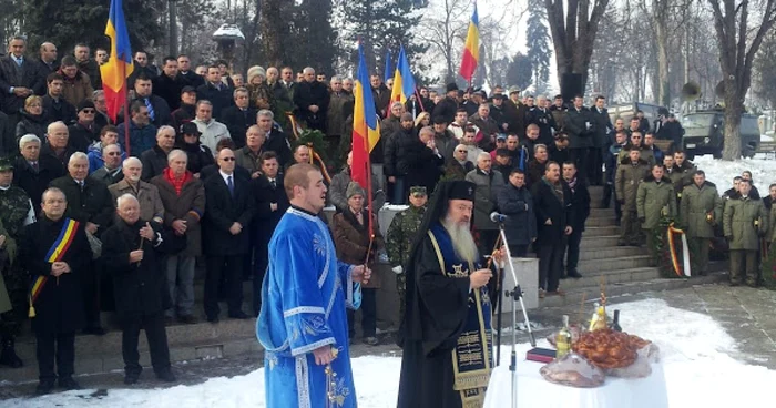 Mitropolitul Clujului a oficiat o slujbă de pomenire a eroilor Revoluţiei. FOTO: Remus Florescu