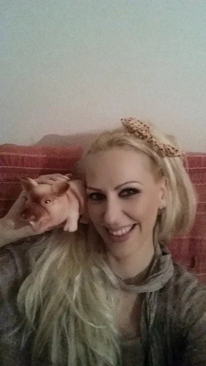 Anca Neacşu se amuză copios, cu jucăria în mână