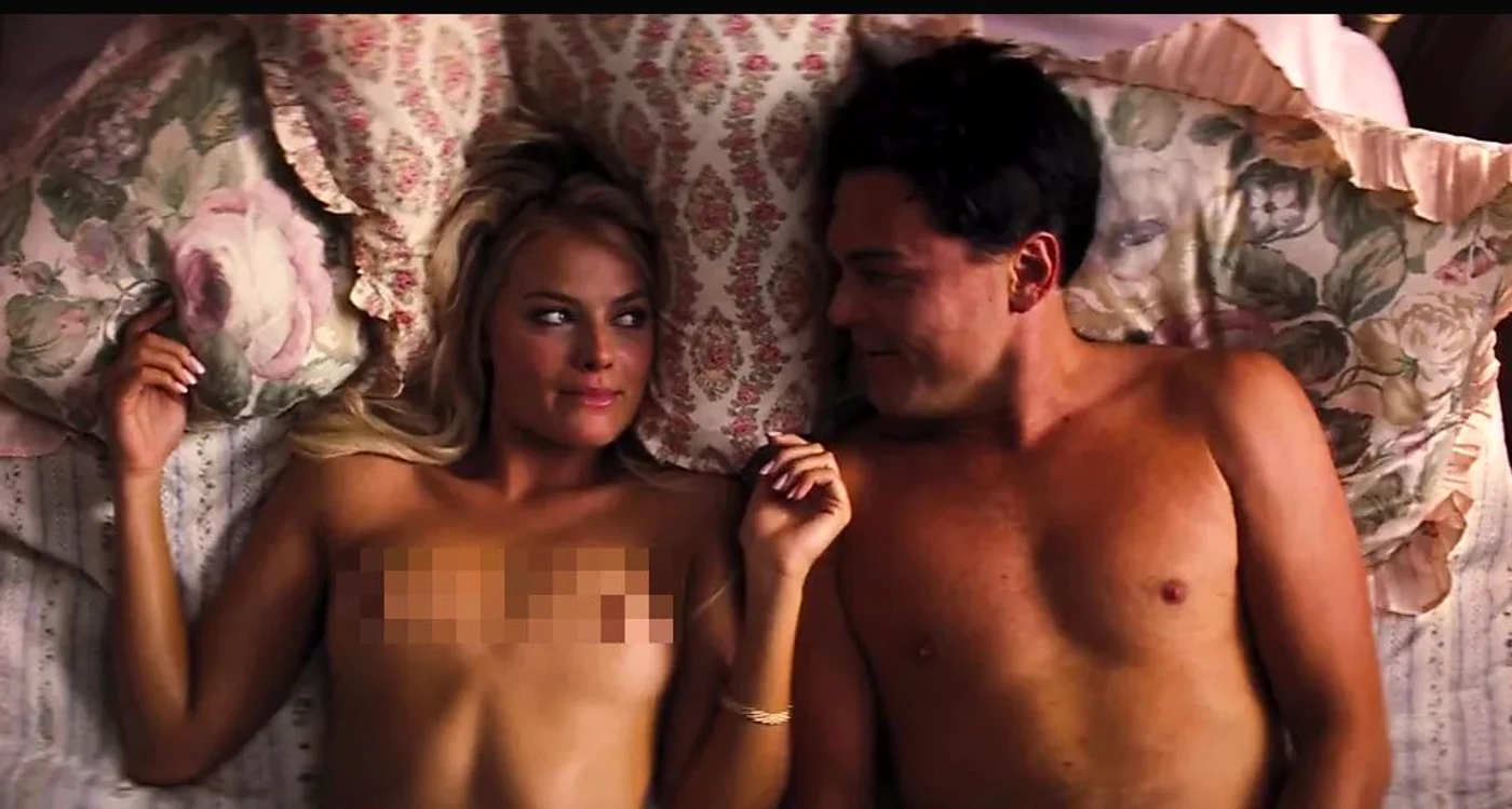 Margot Robbie cu Leonardo DiCaprio, într-o scenă intimă, în filmul the Wolf of Wall Street