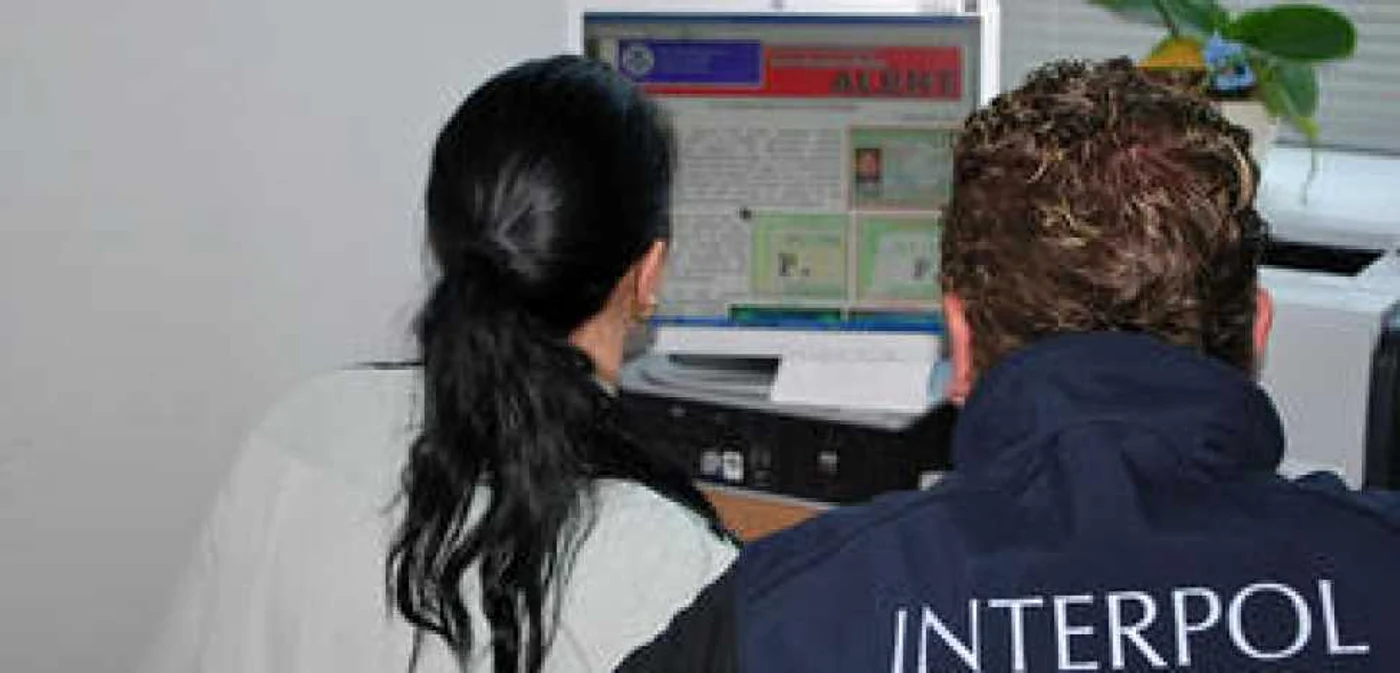 FOTO: Iubita britanicului l-a predat poliţiştilor după e a aflat de pe internet că e urmărit general