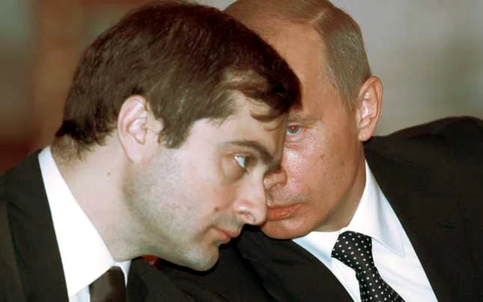 Vladislav Surkov (stânga) şi Vladimir Putin (dreapta) FOTO Reuters