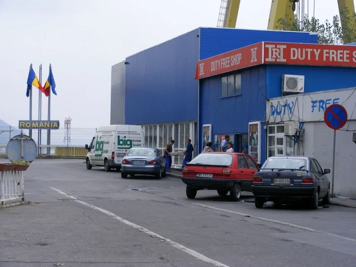 Magazinele duty free au fost multă vreme o sursă bună de aprovizionare pentru contrabandişti FOTO Corina Macavei