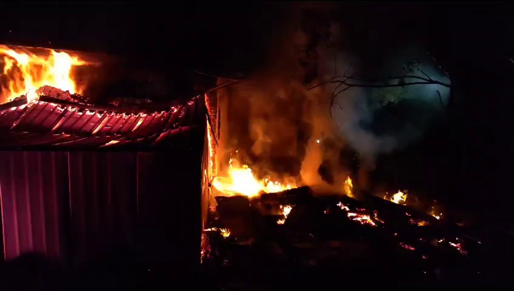 O școală a luat foc în timpul nopții, în județul Galați. Acoperișul a fost cuprins de flăcări VIDEO