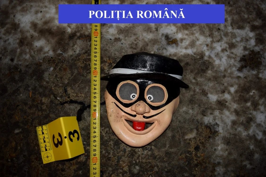 Una dintre măştile găsite asupra suspecţilor.
