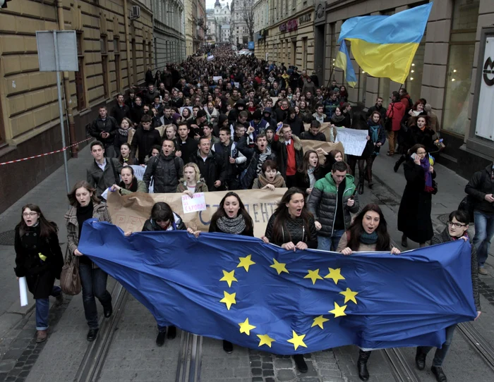 Manifestaţiile pro-europene au început din timpul zilei de joi şi au continuat până noaptea. FOTO Reuters