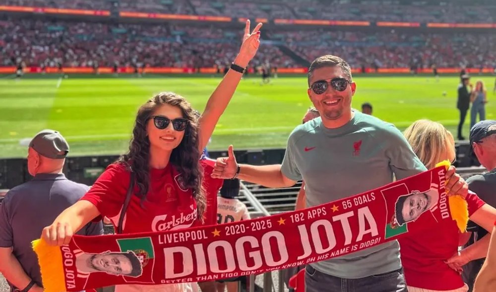 Doi români l-au omagiat pe Diogo Jota la partida lui Liverpool. Au zburat în Anglia special: „Simți în adâncul sufletului!”