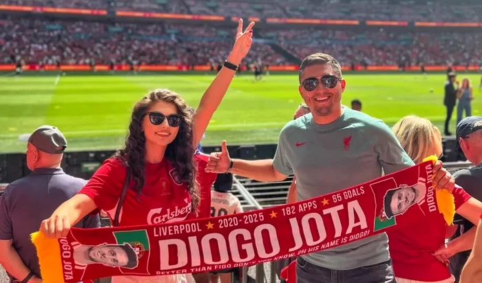 Doi români l-au omagiat pe Diogo Jota la partida lui Liverpool. Au zburat în Anglia special: „Simți în adâncul sufletului!”