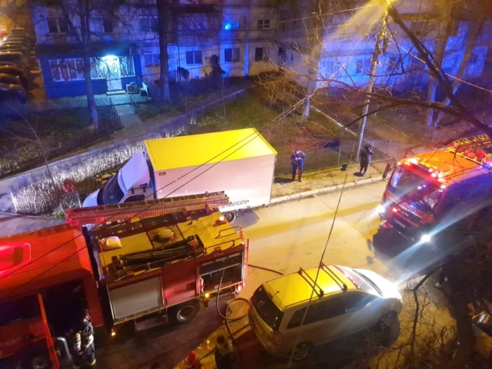 Blocul unde a izbucnit incendiul FOTO ISU Galaţi