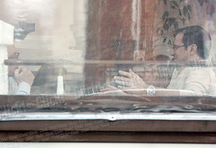 “Cârcotaşul”  zâmbeşte uşor, în timp ce discută  cu Gaiţă