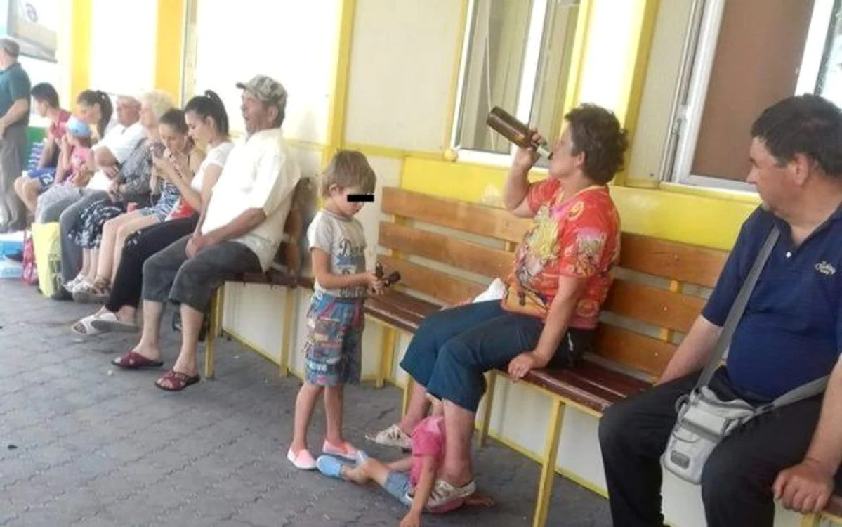 Cei mai mulţi dintre copii sunt victimele părinţilor care au patima alcoolului FOTO / arhivă