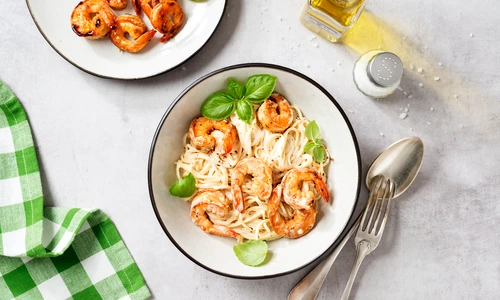 spaghete alfredo cu creveti shutterstock 1986533150 jpg