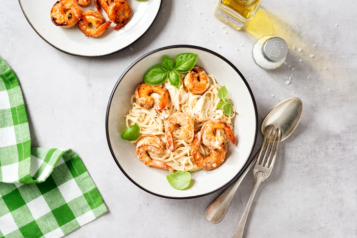 spaghete alfredo cu creveti shutterstock 1986533150 jpg