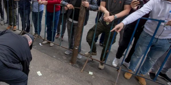 batran adunand bani de pe jos la iasi FOTO Tudor Ghioc