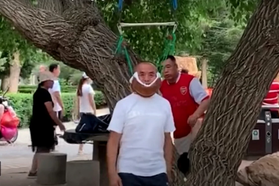 Inventatorul dispozitivului de tracţiune a gâtului  spune că acest exerciţul poate vindeca durerile de gât Foto: Captura video