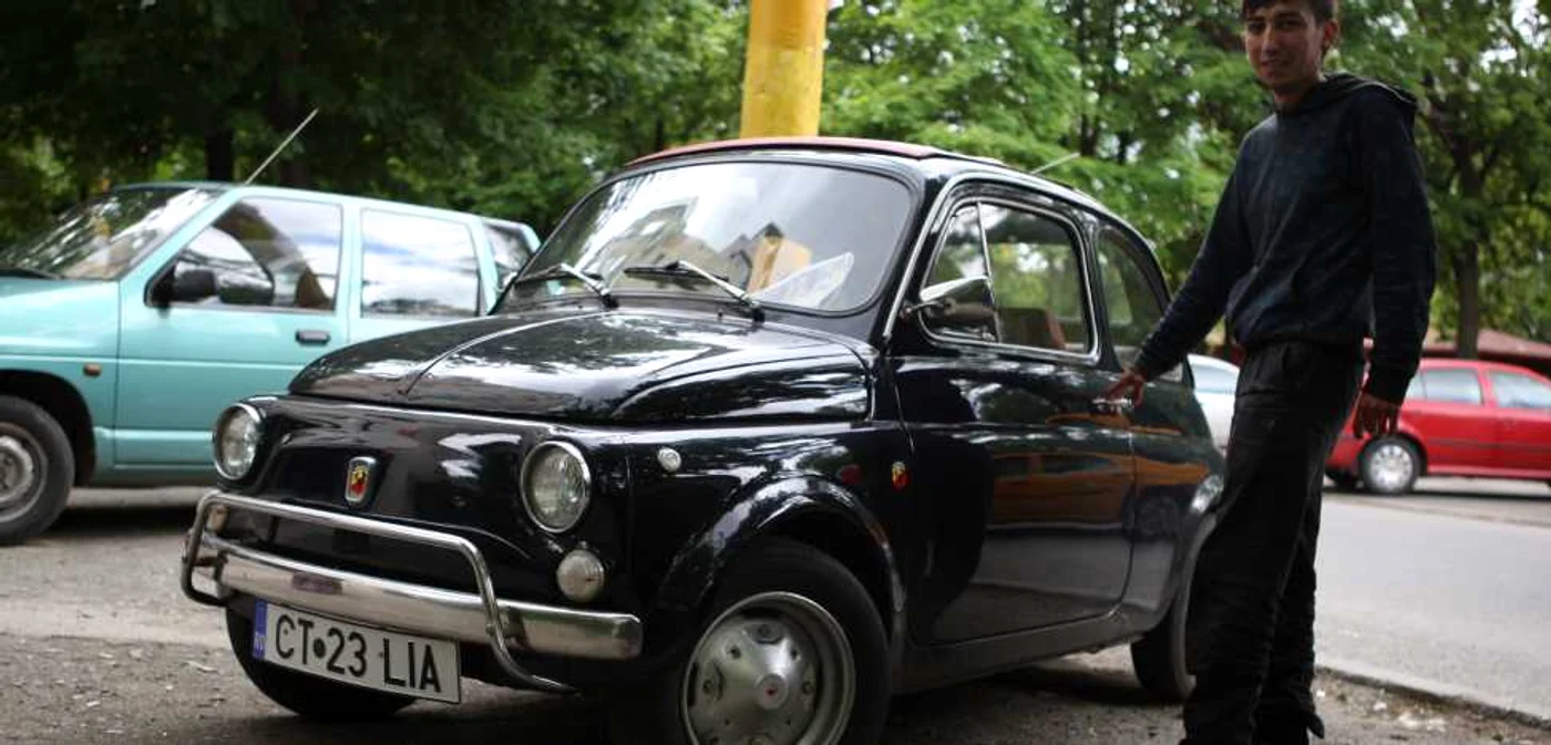 Fiat-ul 500 retro pe care tinerii pot învăţa să conducă