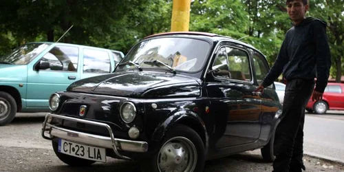 Fiat-ul 500 retro pe care tinerii pot învăţa să conducă