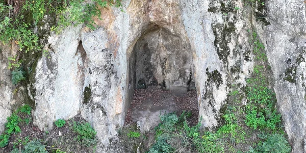 Urmele Drumului Roman săpat în stâncă pe Valea Oltului în Vâlcea Sursă Ovidiu Țentea jpg